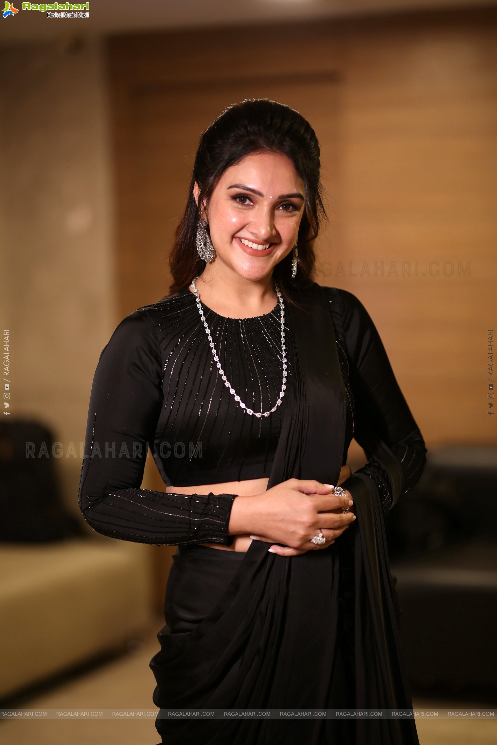 Sridevi Vijaykumar stills in Black Saree, HD Gallery