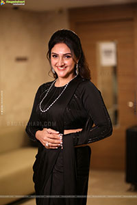 Sridevi Vijaykumar stills in Black Saree, HD Gallery