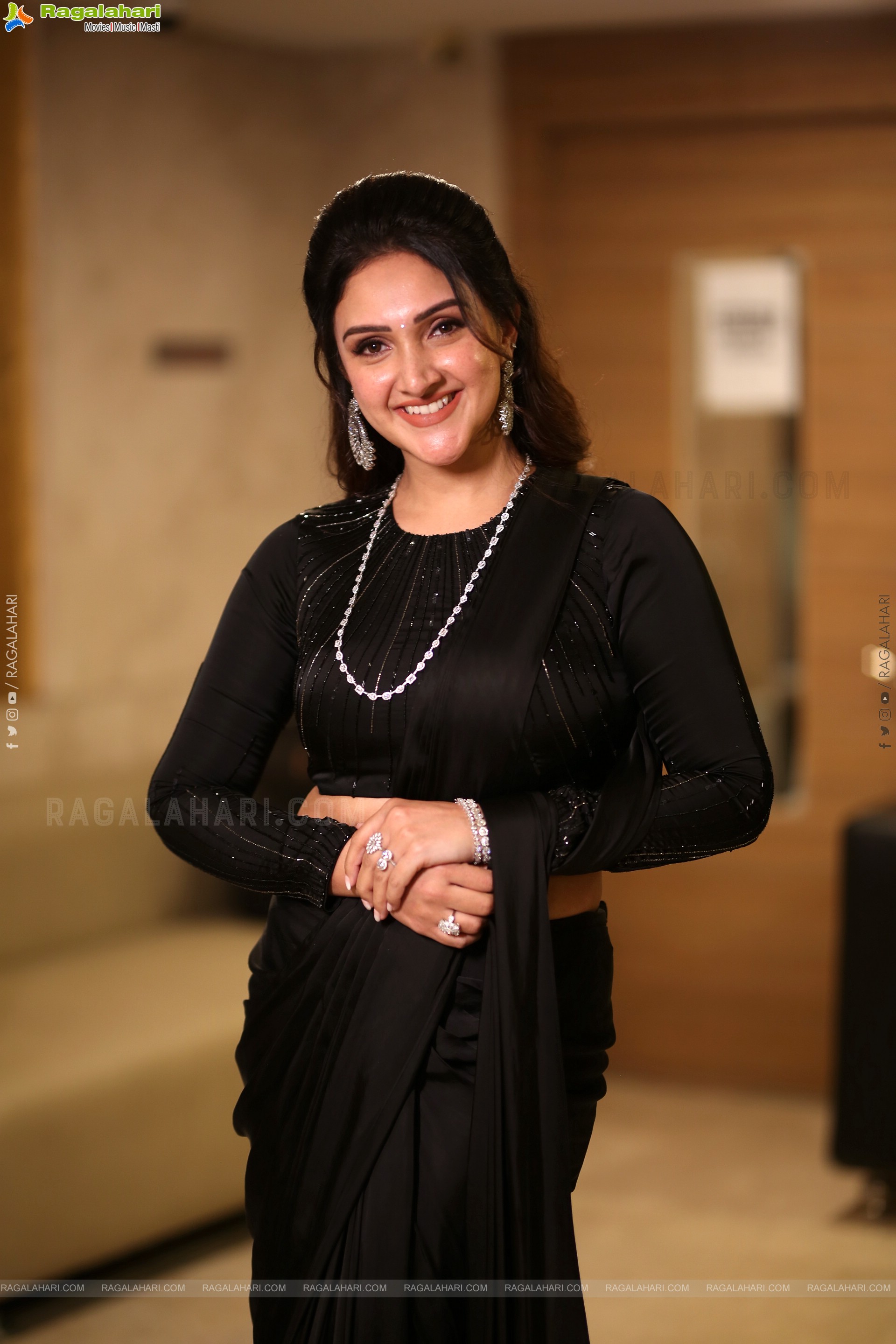 Sridevi Vijaykumar stills in Black Saree, HD Gallery