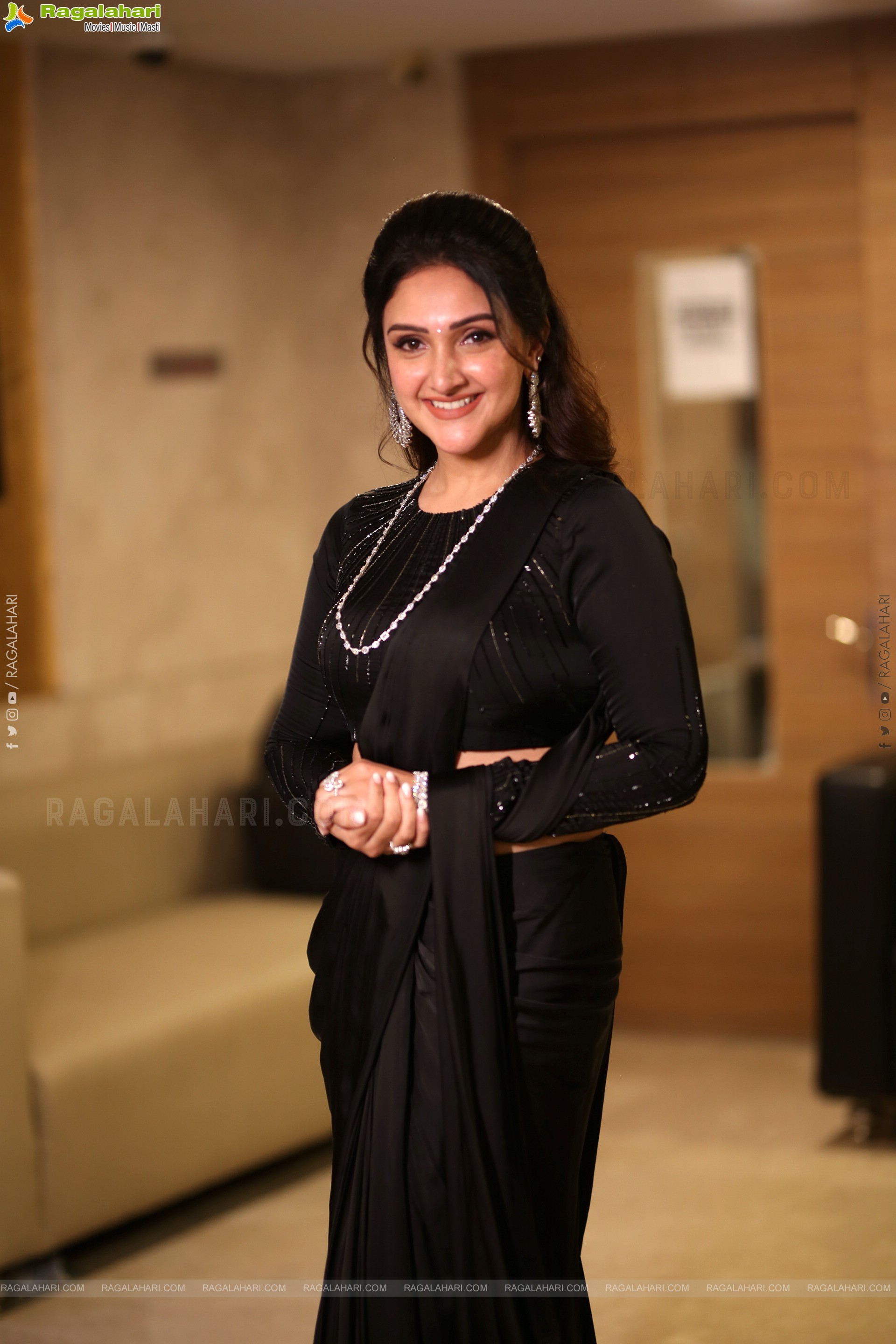 Sridevi Vijaykumar stills in Black Saree, HD Gallery
