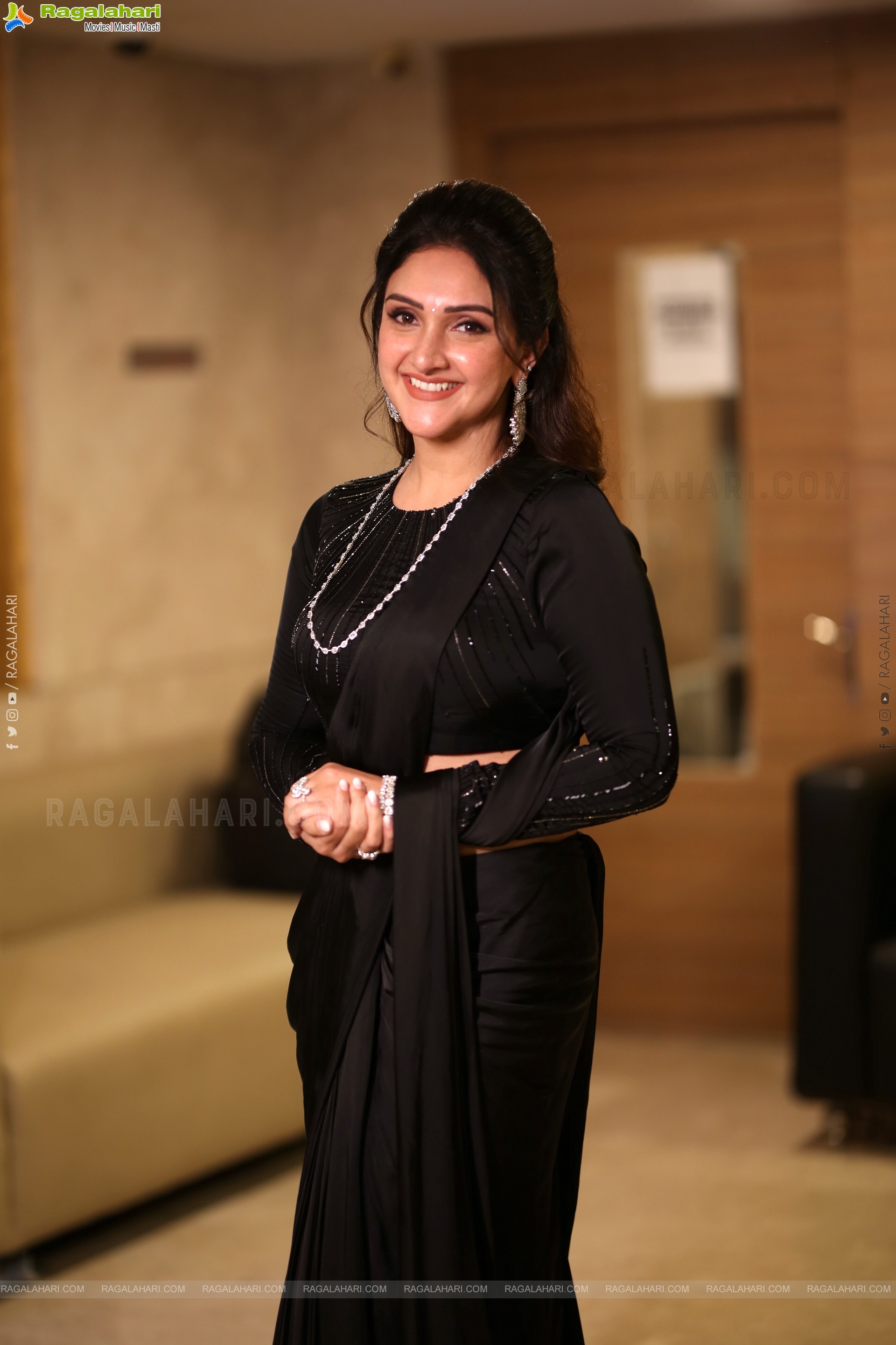 Sridevi Vijaykumar stills in Black Saree, HD Gallery