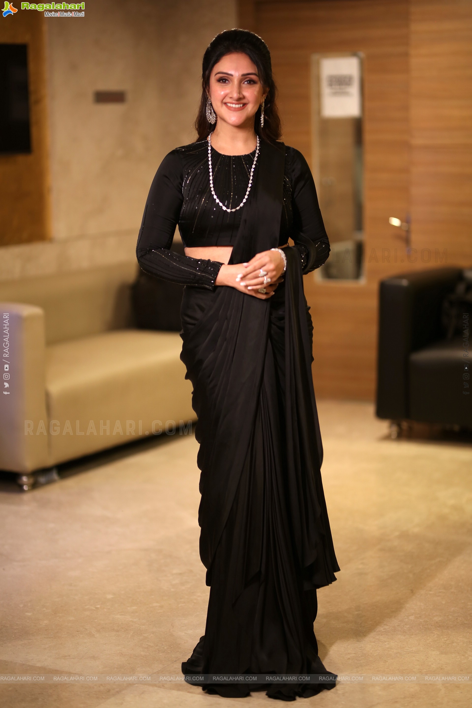 Sridevi Vijaykumar stills in Black Saree, HD Gallery