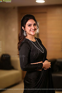Sridevi Vijaykumar stills in Black Saree, HD Gallery