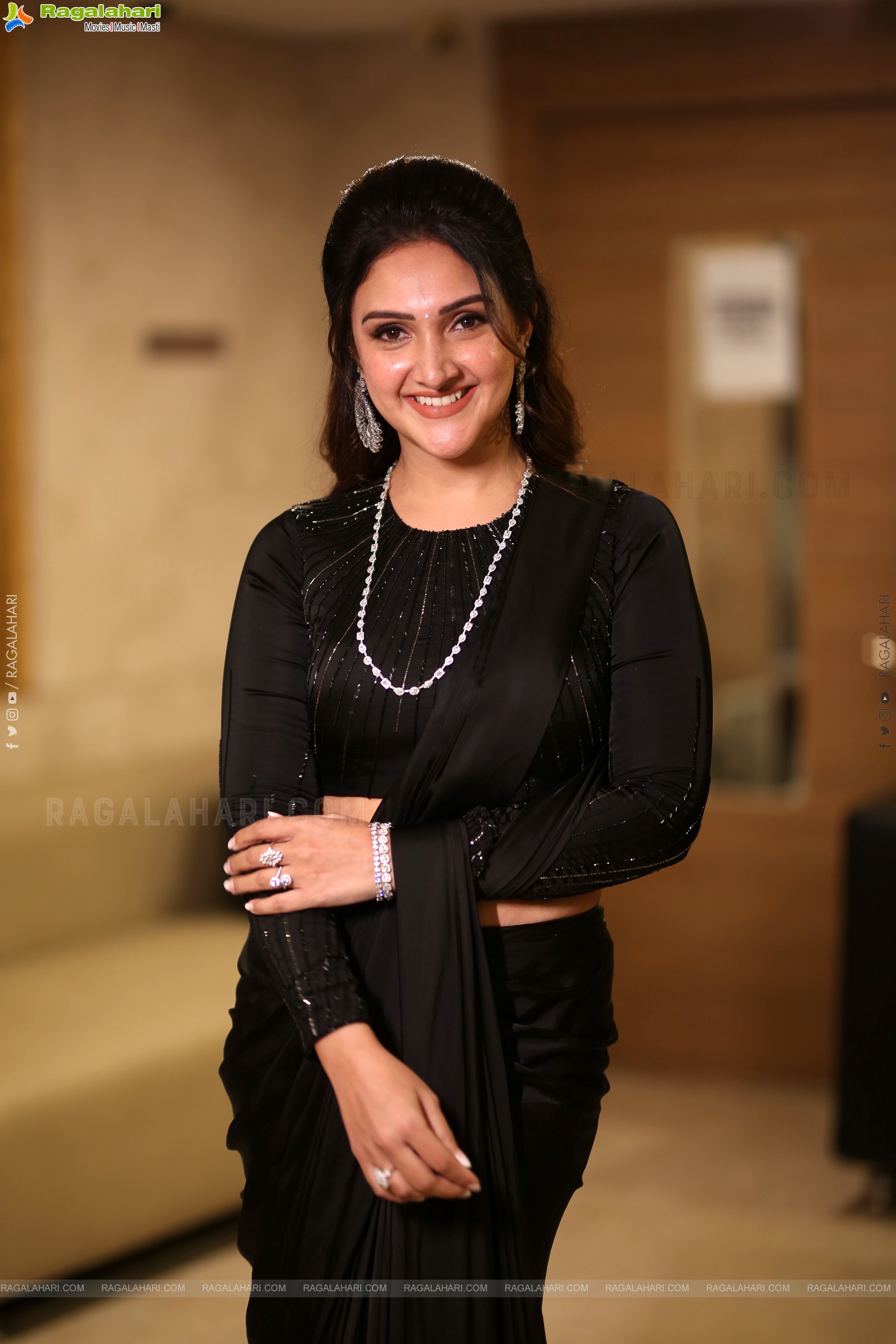 Sridevi Vijaykumar stills in Black Saree, HD Gallery