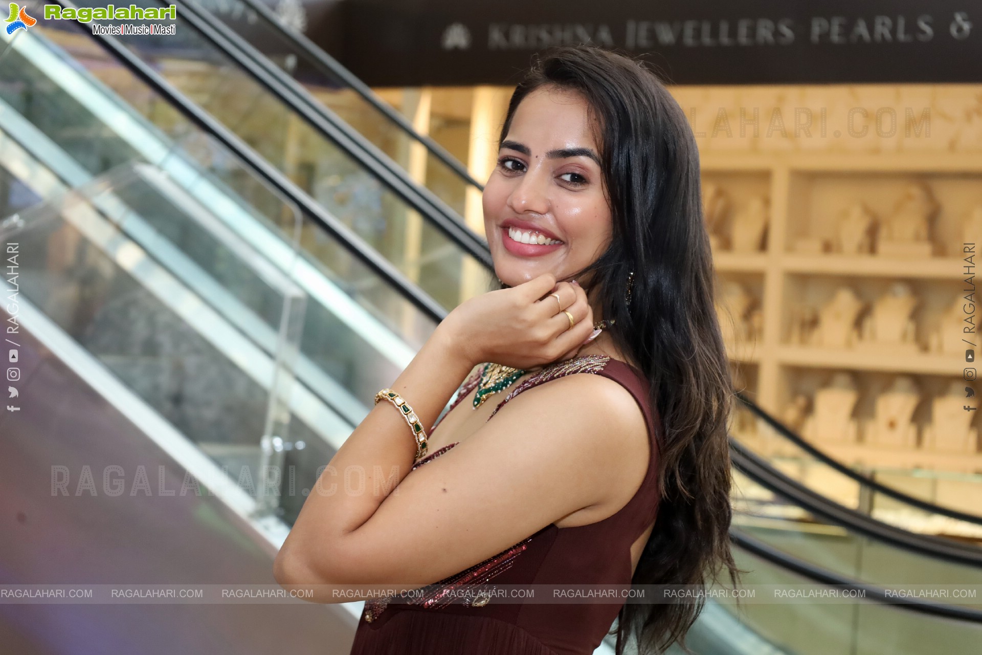 Swetha Ghattamaneni Latest Stills, HD Photo Gallery
