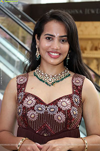 Swetha Ghattamaneni Latest Stills, HD Photo Gallery