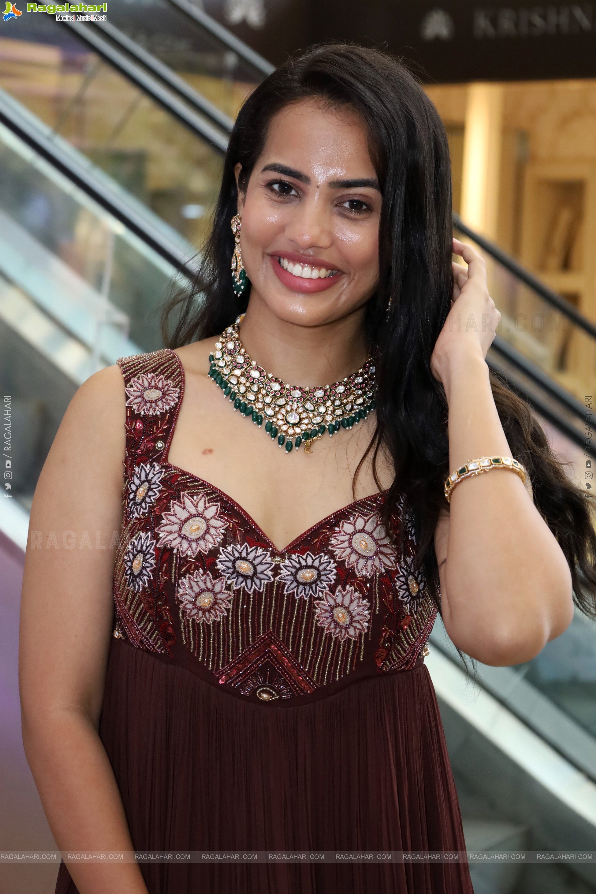 Swetha Ghattamaneni Latest Stills, HD Photo Gallery