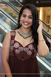 Swetha Ghattamaneni Latest Stills, HD Photo Gallery