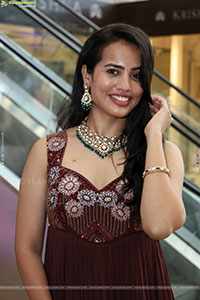 Swetha Ghattamaneni Latest Stills, HD Photo Gallery