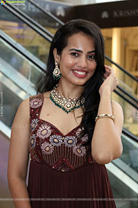 Swetha Ghattamaneni Latest Stills, HD Photo Gallery