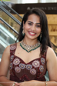 Swetha Ghattamaneni Latest Stills, HD Photo Gallery