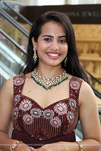 Swetha Ghattamaneni Latest Stills, HD Photo Gallery