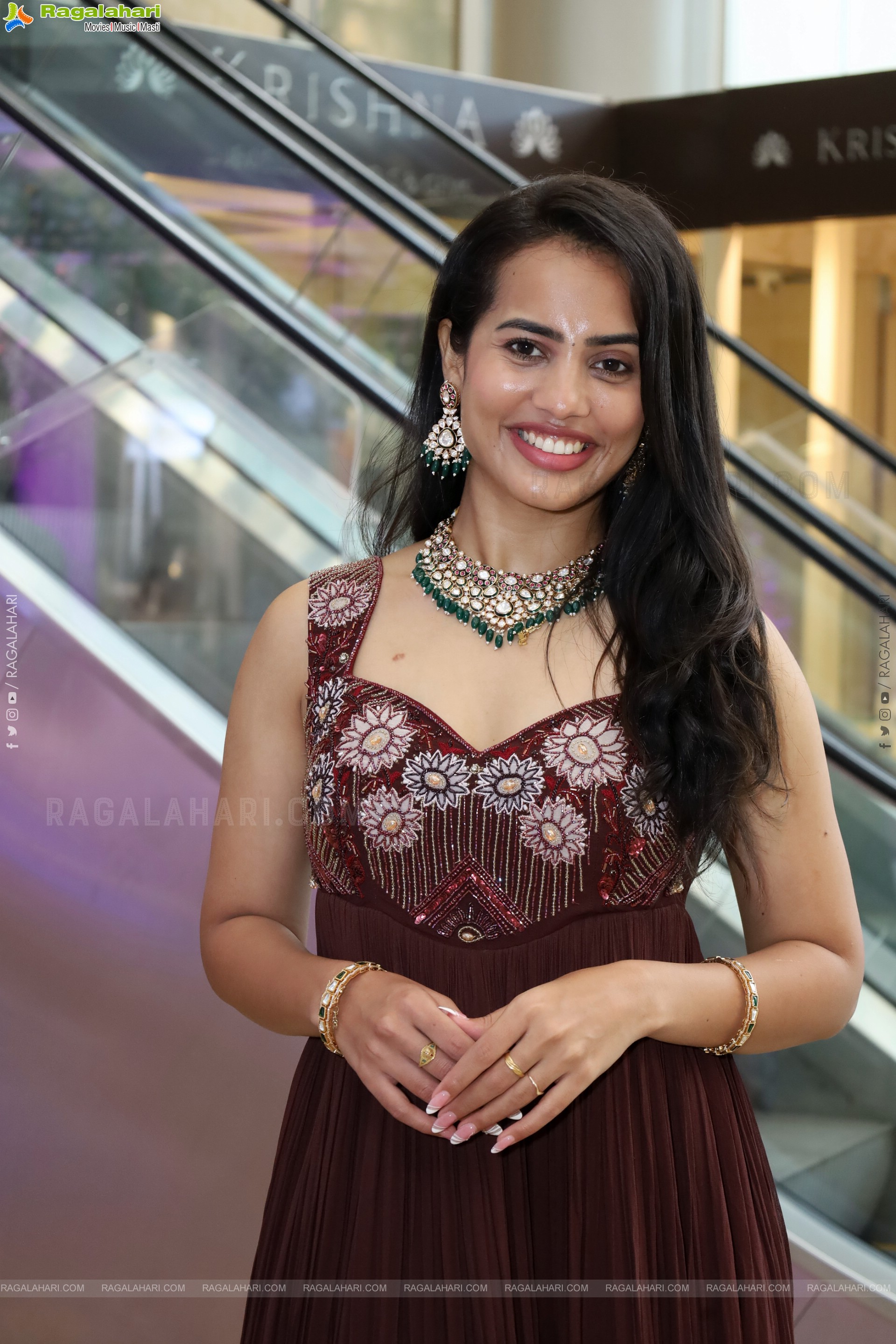 Swetha Ghattamaneni Latest Stills, HD Photo Gallery