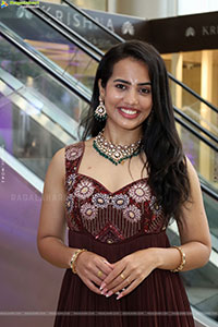 Swetha Ghattamaneni Latest Stills, HD Photo Gallery