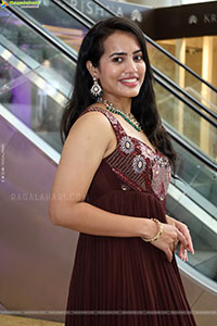 Swetha Ghattamaneni Latest Stills, HD Photo Gallery