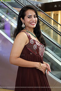 Swetha Ghattamaneni Latest Stills, HD Photo Gallery