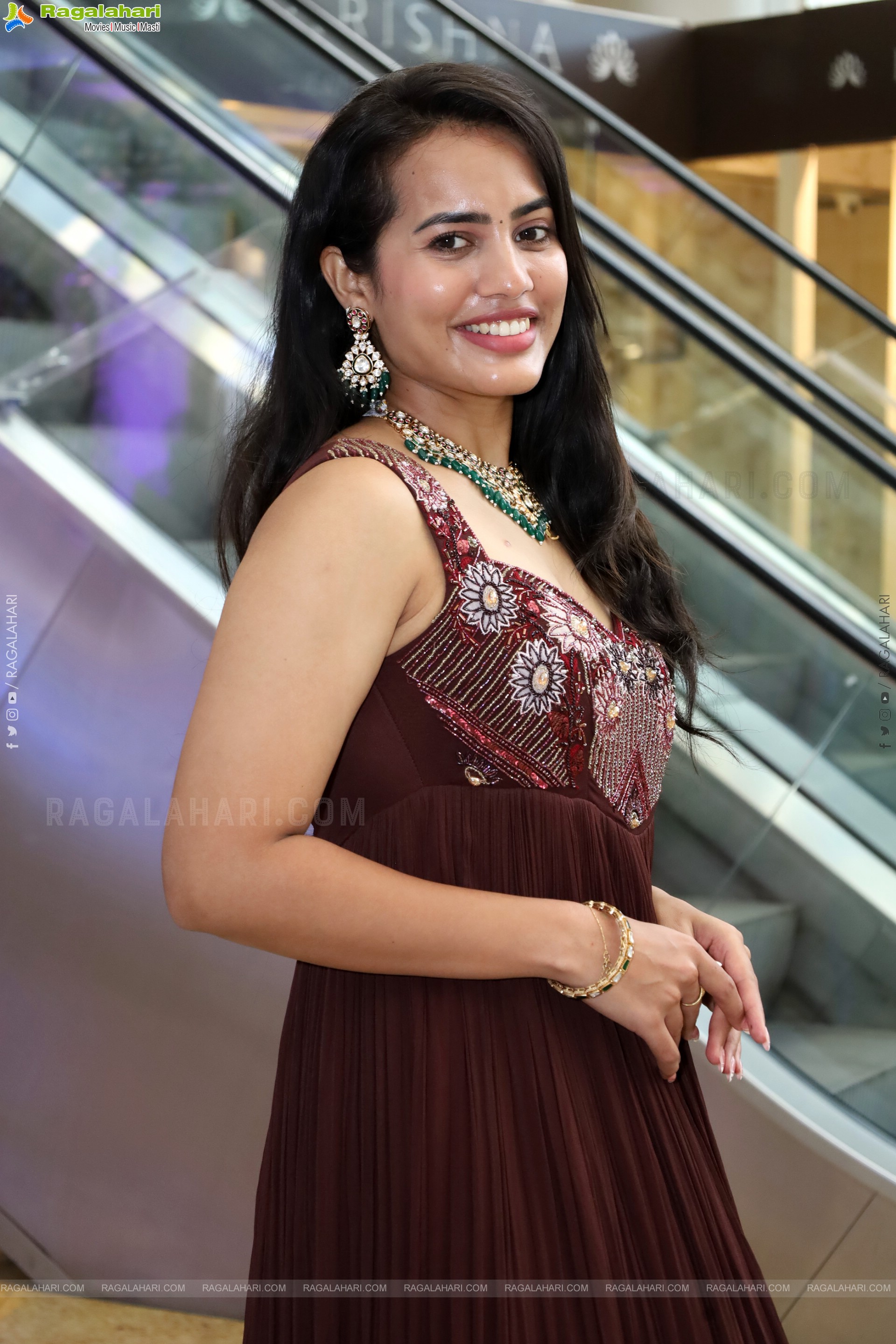 Swetha Ghattamaneni Latest Stills, HD Photo Gallery