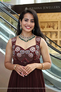 Swetha Ghattamaneni Latest Stills, HD Photo Gallery