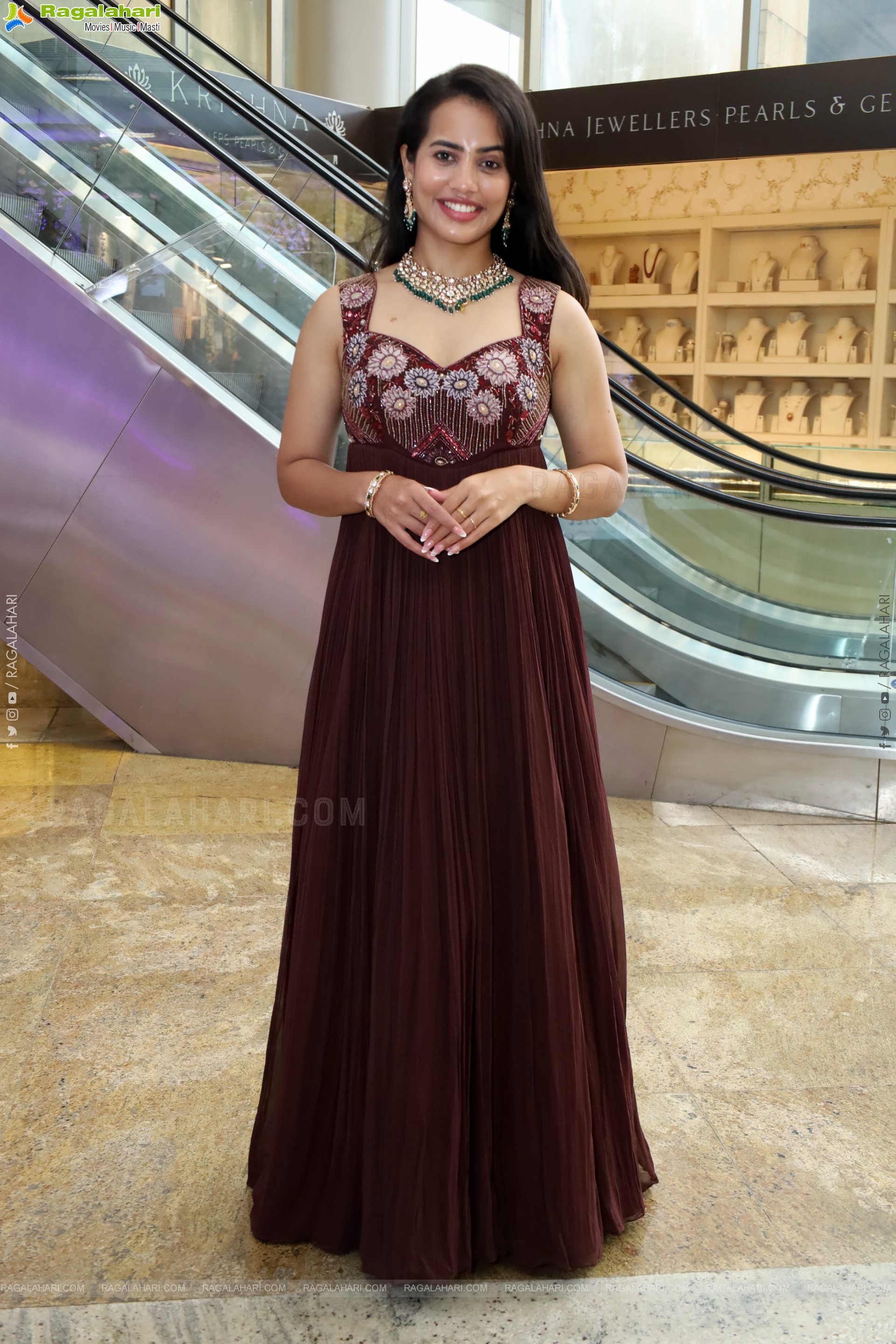 Swetha Ghattamaneni Latest Stills, HD Photo Gallery