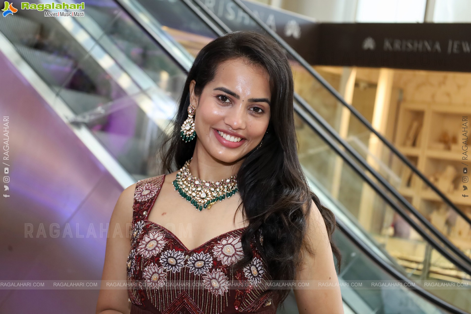 Swetha Ghattamaneni Latest Stills, HD Photo Gallery