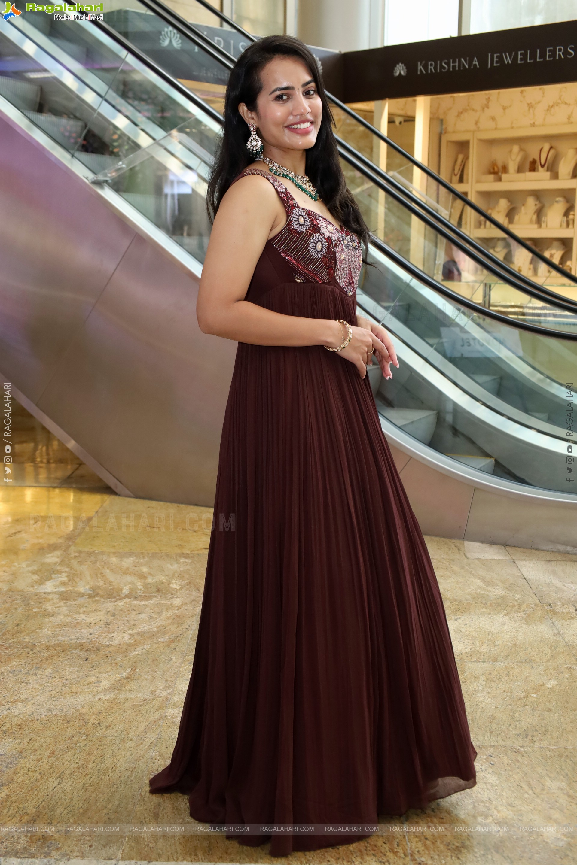 Swetha Ghattamaneni Latest Stills, HD Photo Gallery