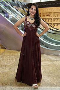 Swetha Ghattamaneni Latest Stills, HD Photo Gallery