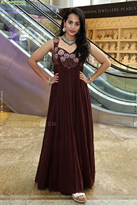 Swetha Ghattamaneni Latest Stills, HD Photo Gallery