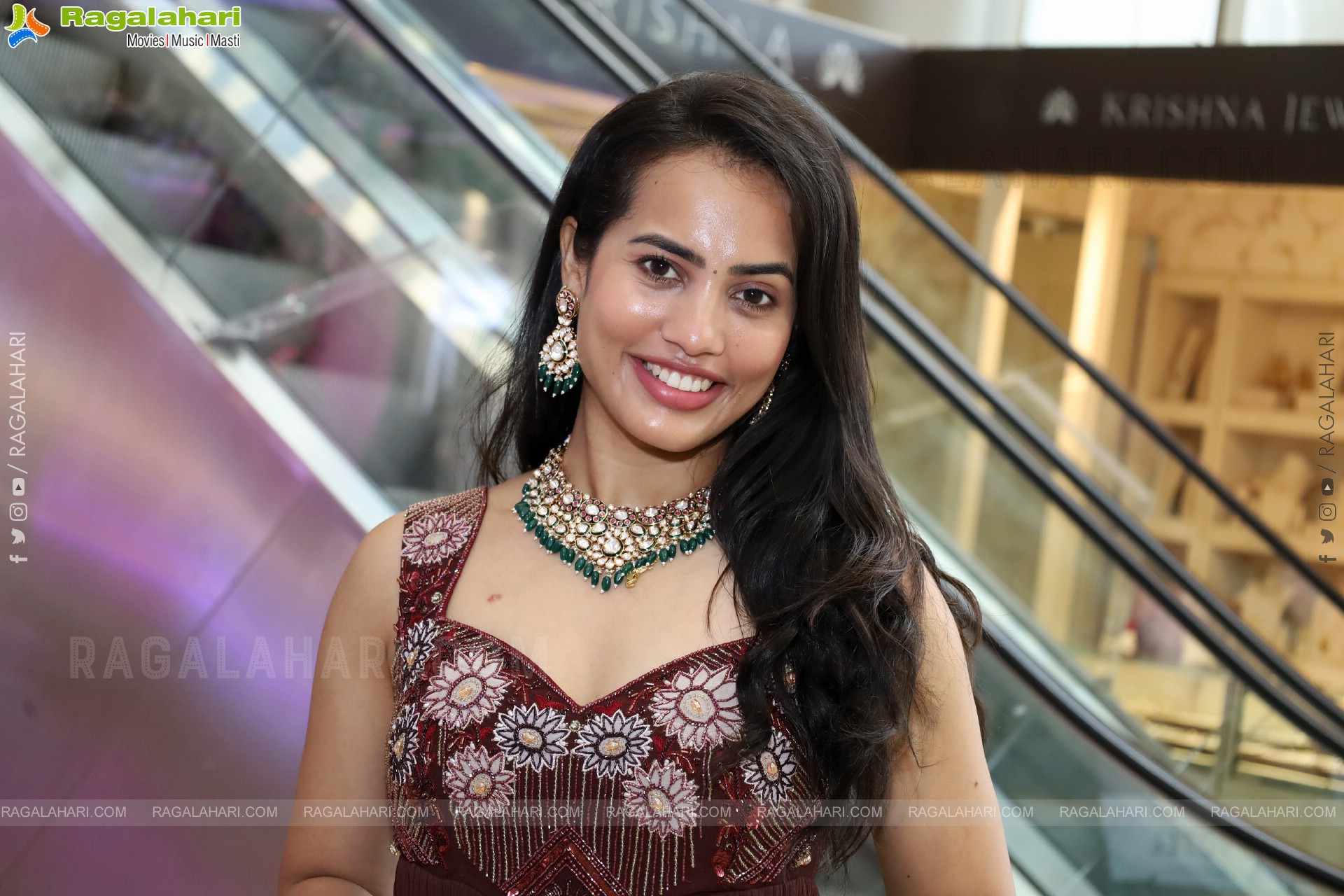 Swetha Ghattamaneni Latest Stills, HD Photo Gallery