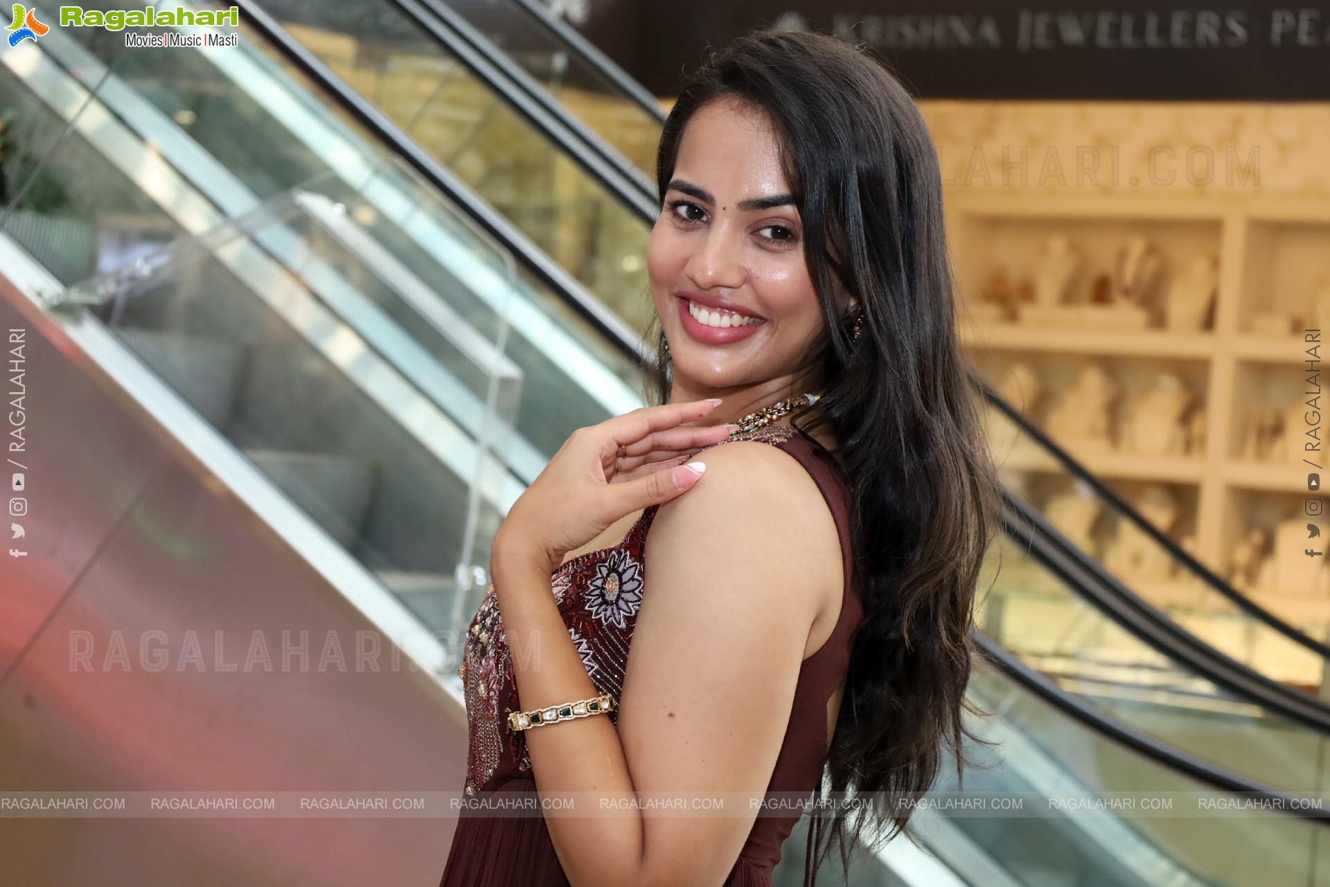Swetha Ghattamaneni Latest Stills, HD Photo Gallery