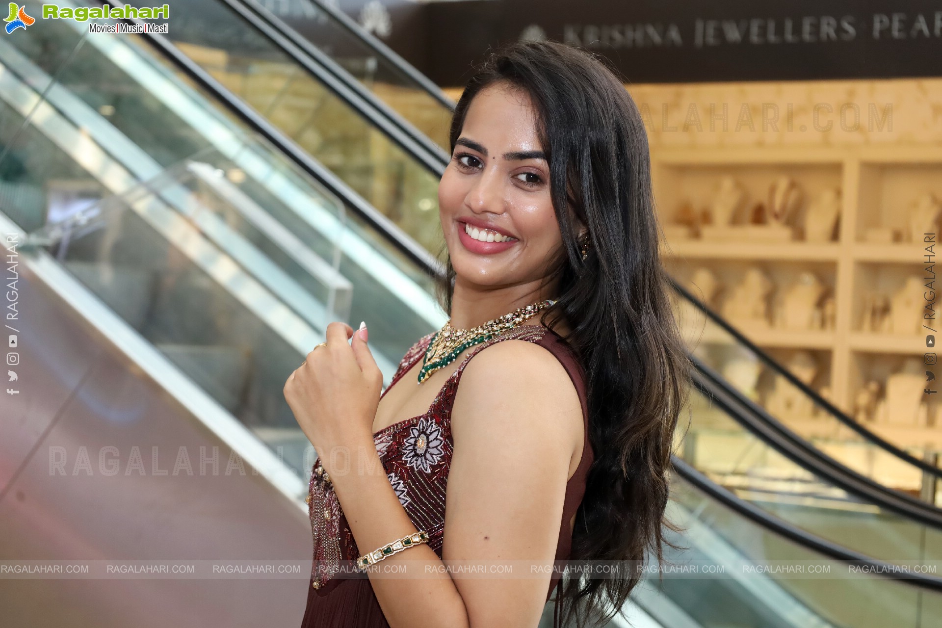 Swetha Ghattamaneni Latest Stills, HD Photo Gallery