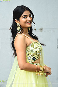 Satwika at Veta Movie Launch, HD Gallery