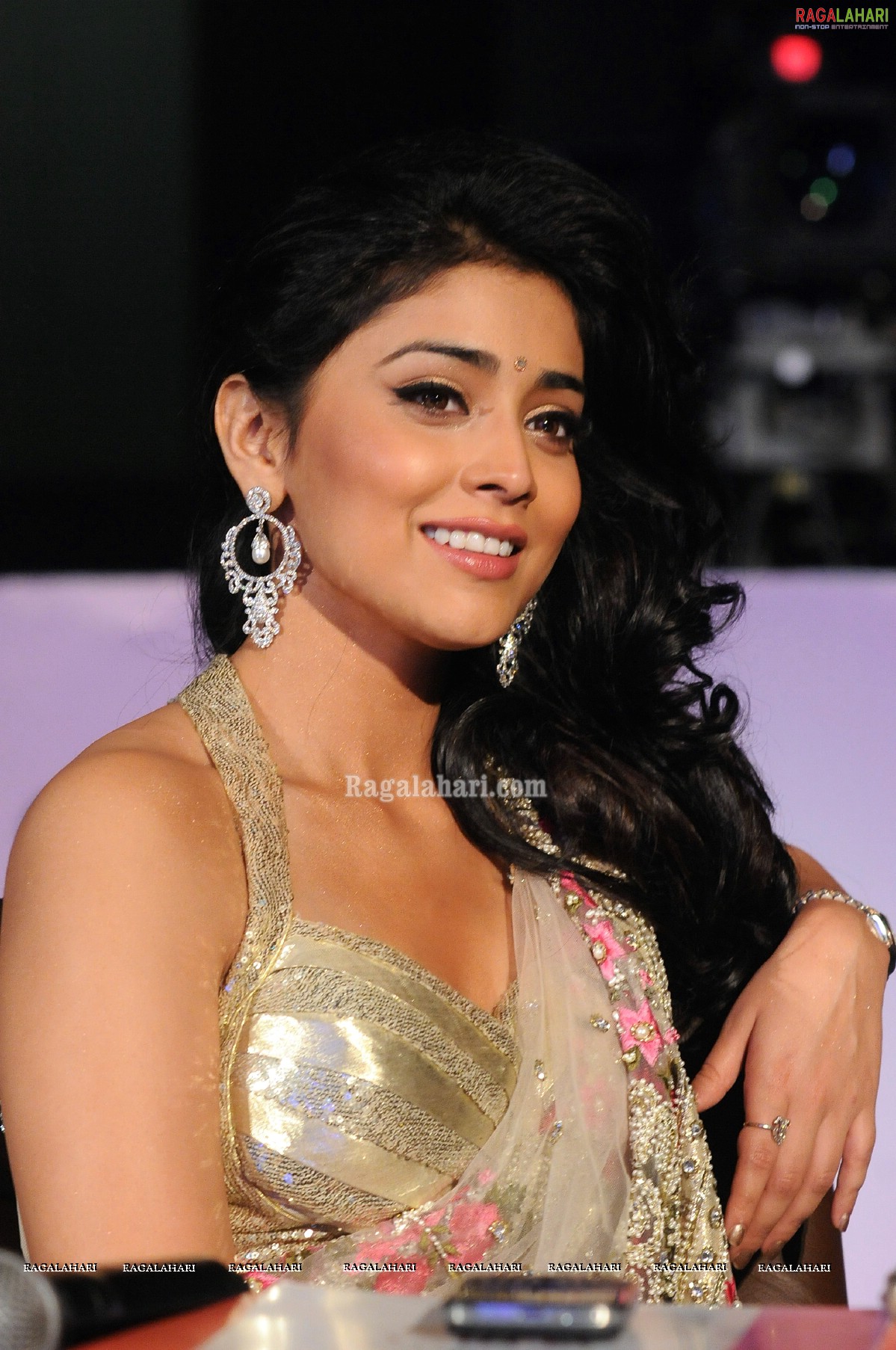 Shriya Saran (Hi-Res)