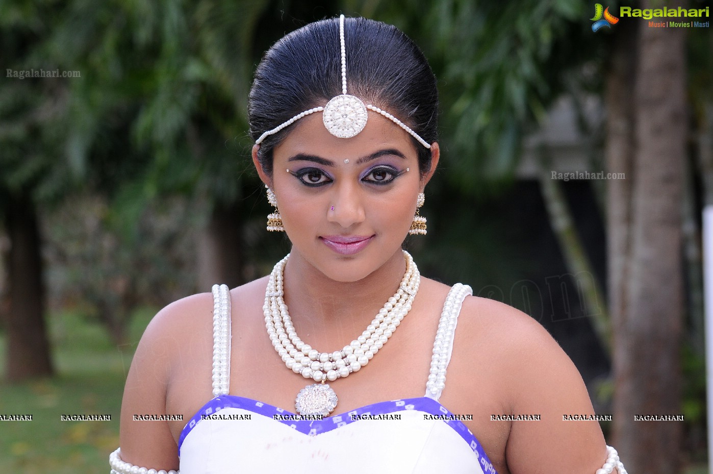 Priyamani Hot Stills in Yellow Dress from Kshetram Movie, Photo Gallery