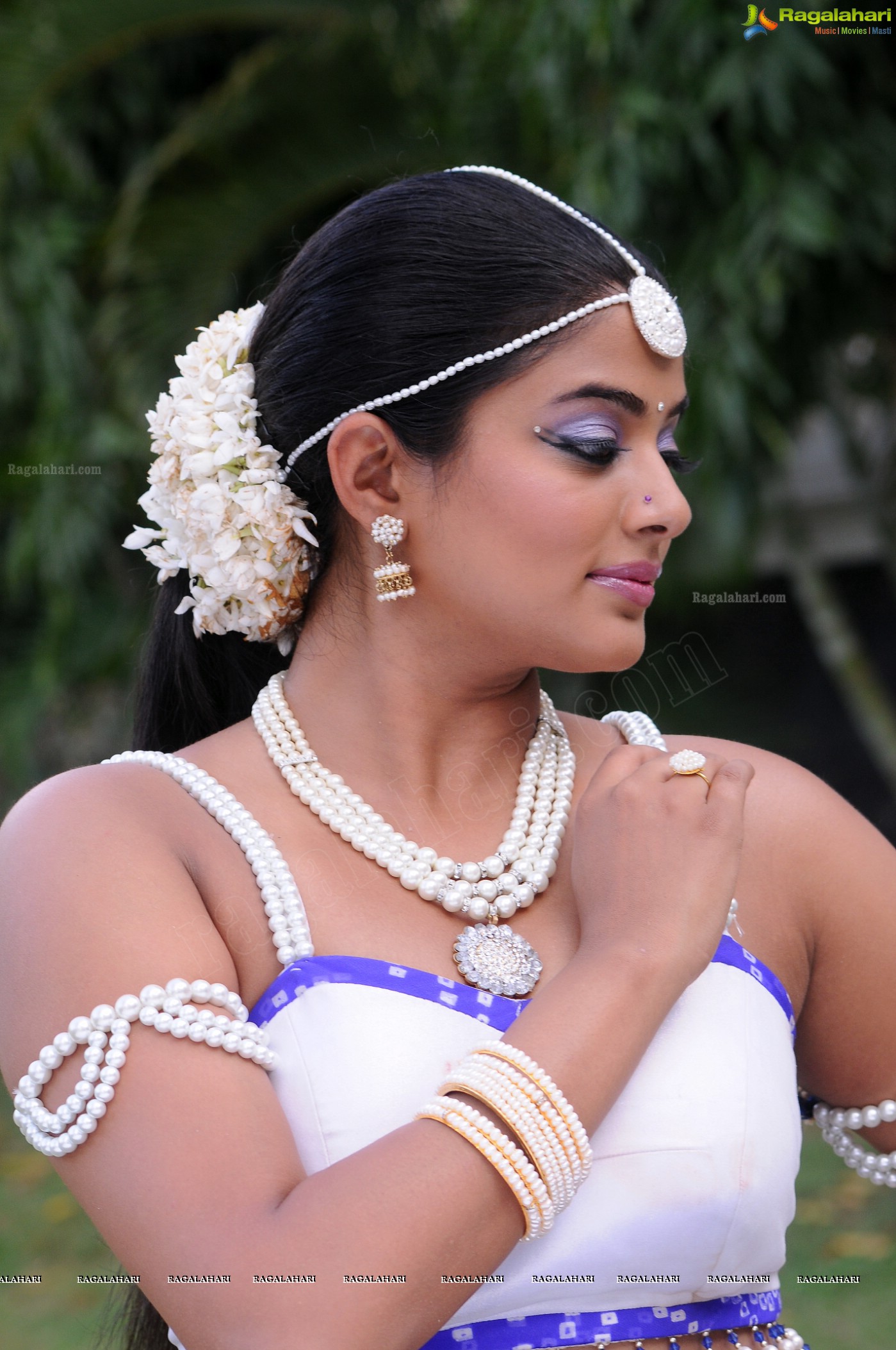 Priyamani Hot Stills in Yellow Dress from Kshetram Movie, Photo Gallery