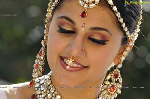 Taapsee perfoming Kerala Classical Dance Mohiniyattam