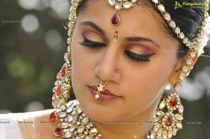 Taapsee perfoming Kerala Classical Dance Mohiniyattam