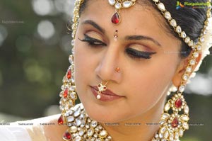 Taapsee perfoming Kerala Classical Dance Mohiniyattam