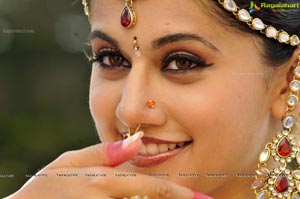 Taapsee perfoming Kerala Classical Dance Mohiniyattam