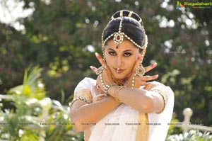 Taapsee perfoming Kerala Classical Dance Mohiniyattam