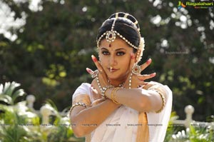 Taapsee perfoming Kerala Classical Dance Mohiniyattam