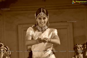 Taapsee perfoming Kerala Classical Dance Mohiniyattam