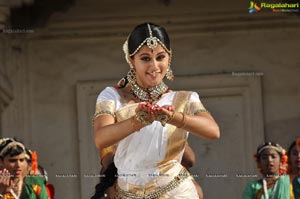 Taapsee perfoming Kerala Classical Dance Mohiniyattam