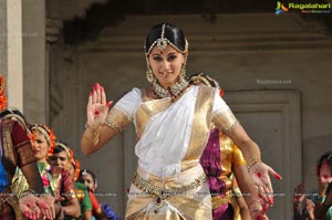 Taapsee perfoming Kerala Classical Dance Mohiniyattam