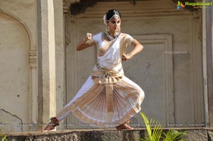 Taapsee perfoming Kerala Classical Dance Mohiniyattam