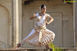 Taapsee perfoming Kerala Classical Dance Mohiniyattam