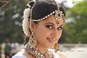 Taapsee perfoming Kerala Classical Dance Mohiniyattam