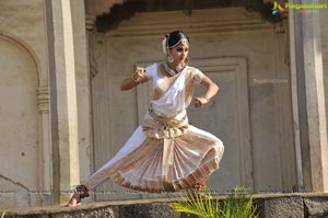 Taapsee perfoming Kerala Classical Dance Mohiniyattam