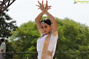 Taapsee perfoming Kerala Classical Dance Mohiniyattam