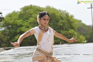 Taapsee perfoming Kerala Classical Dance Mohiniyattam