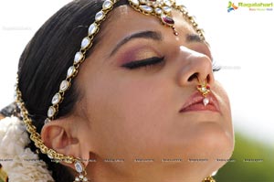 Taapsee perfoming Kerala Classical Dance Mohiniyattam